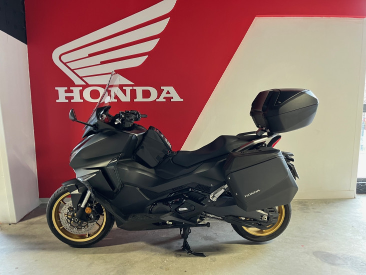 HONDA FORZA 750 2024 NOIR ET OR PACK TRAVEL PACK CONFORT PACK URBAN PREMIERE MAIN - VEZIN LE COQUET